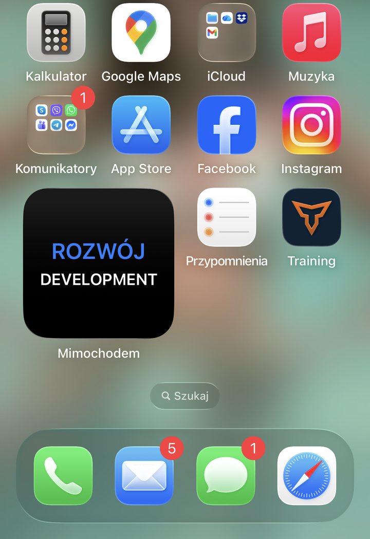 Ekran główny iPhone'a z widżetem Mimochodem pokazującym to samo słówko